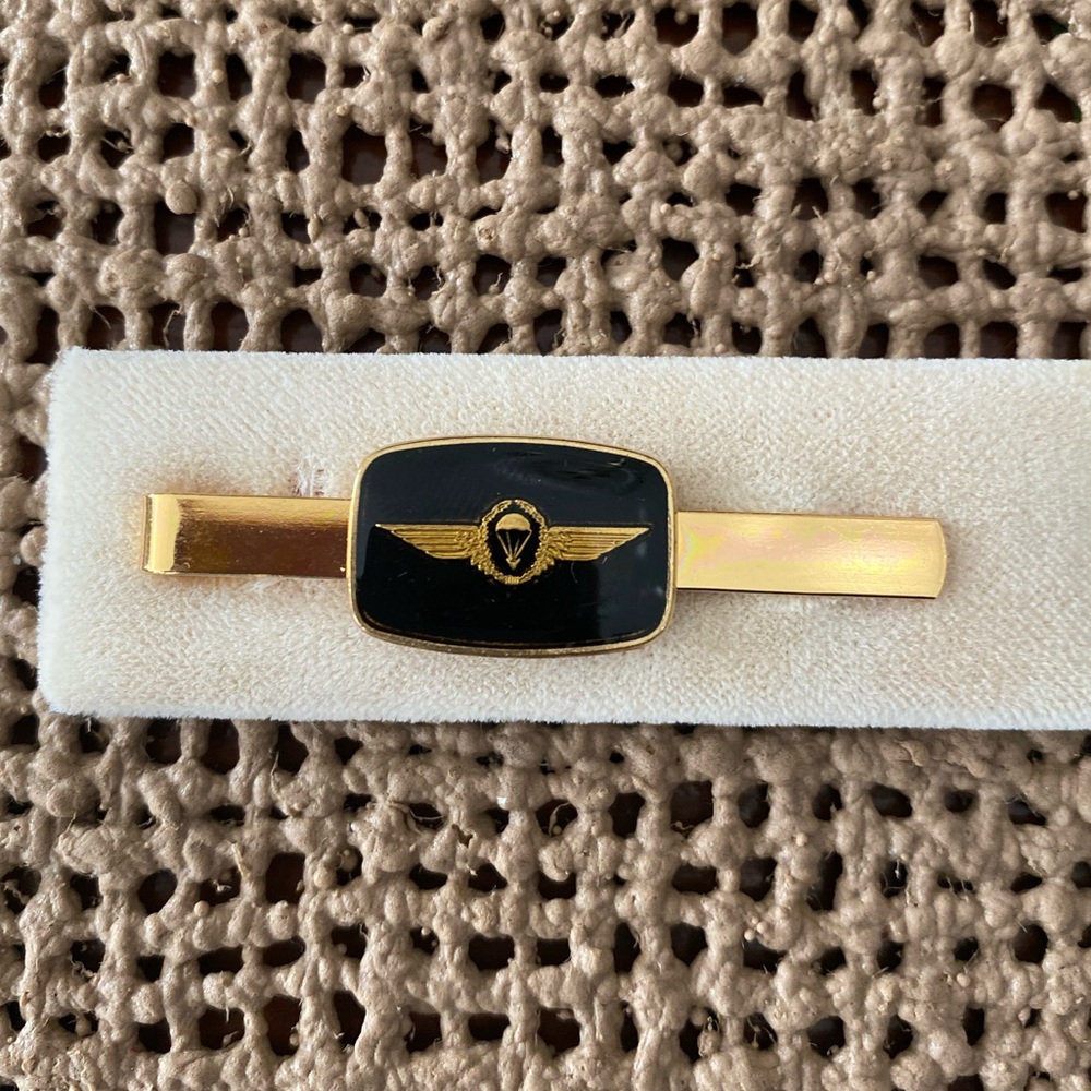 VINTAGE MILITARY NAVY AIR FORCE AVIATOR GOLD TIE BAR CLIP PARACHUTE WINGS